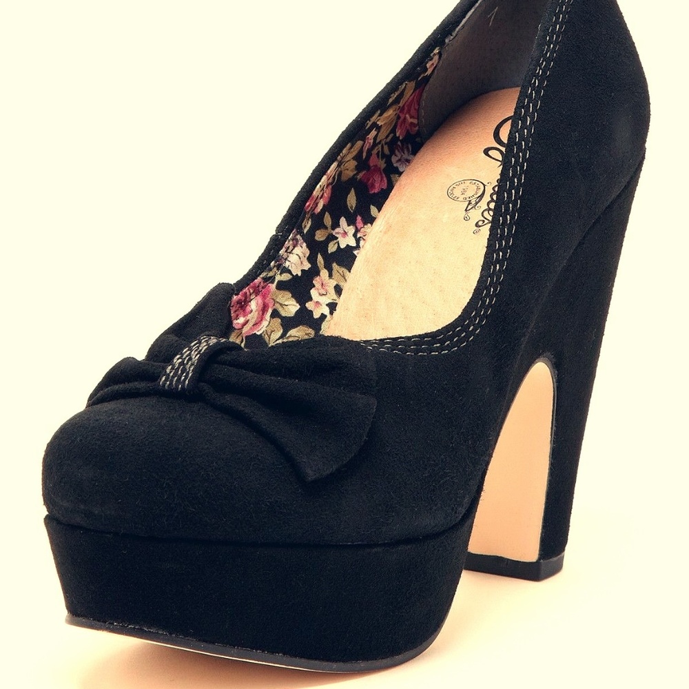 Seychelles Ampersand Black Suede Platform Pump